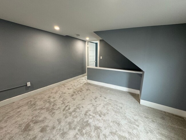 Building Photo - Completely Updated THREE BEDROOM TWIN!