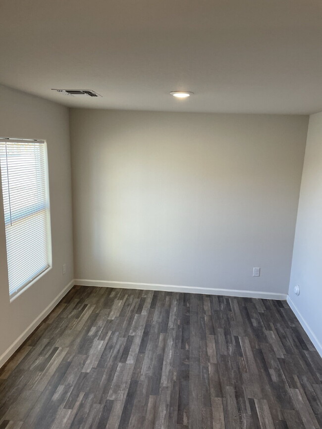 Building Photo - "Spacious 4-Bed Oasis in Coolidge, AZ – 18...