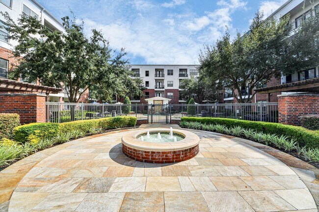 Building Photo - 5455 Richmond Ave.