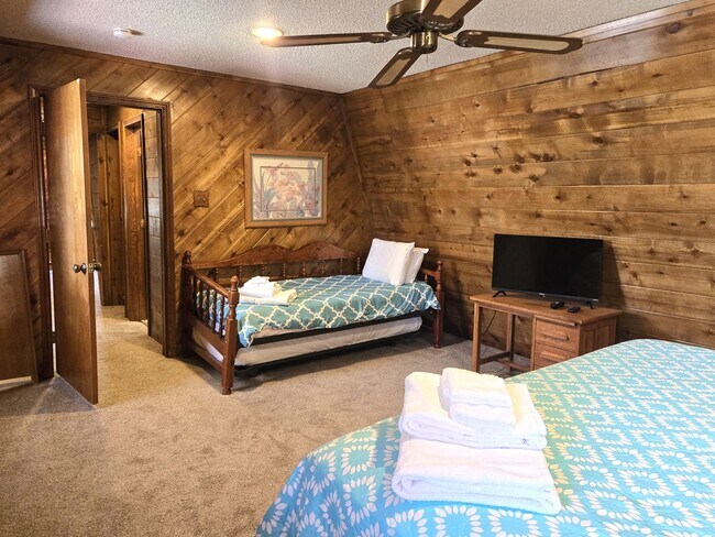 Building Photo - Large Three Bedroom Home Close To Midtown ...