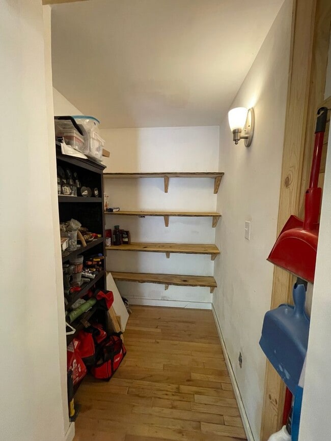 Building Photo - Big and Beautiful House with attached 1br ...