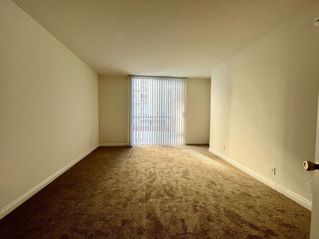 Building Photo - Charming, Light and Bright Wilshire Selby East with a spacious floor plan