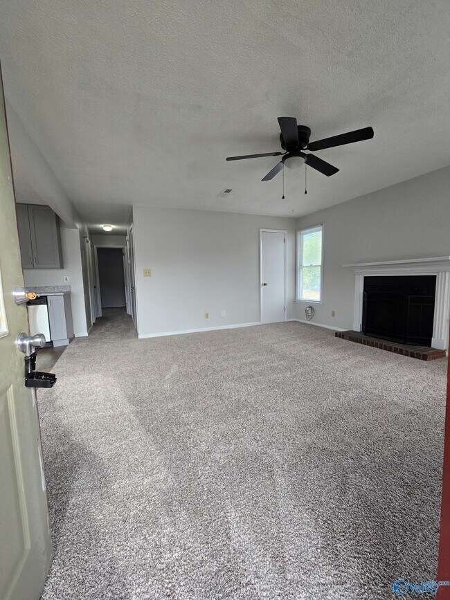 Building Photo - 12100 Carriage Ct SE