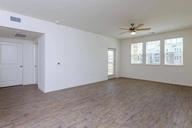 Building Photo - 4100 N Parkdale Ln