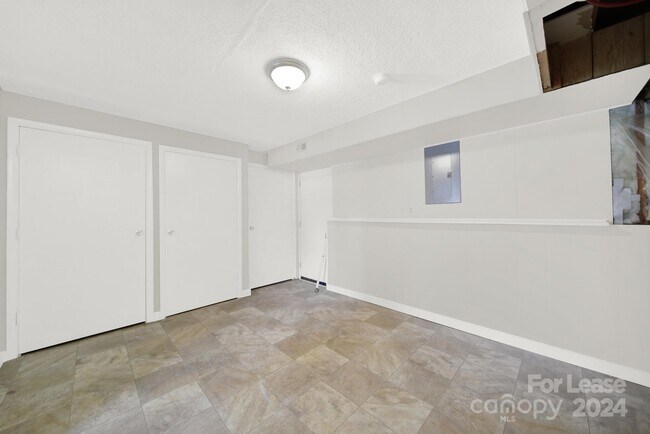 Building Photo - 6230 Holly Knoll Dr