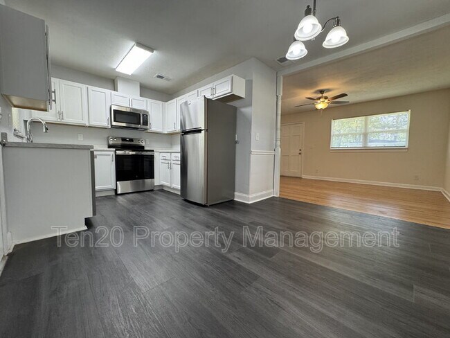 Building Photo - 302 26th St