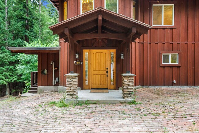 Building Photo - 975 Logan Creek Rd