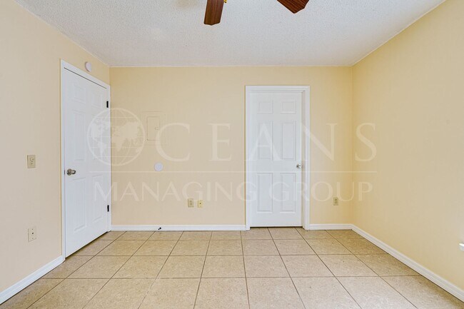 Building Photo - One Bed, One Bath at Royal Palm