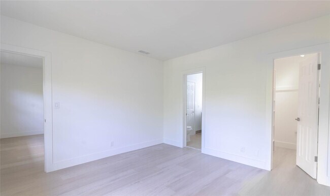 Building Photo - 2424 SE 17th St