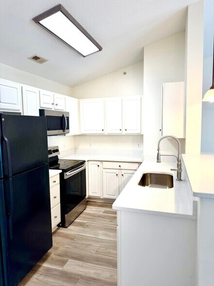 Building Photo - 3487 Forestdale Dr