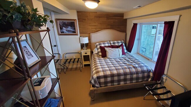 Building Photo - 1611 Vernon Rd