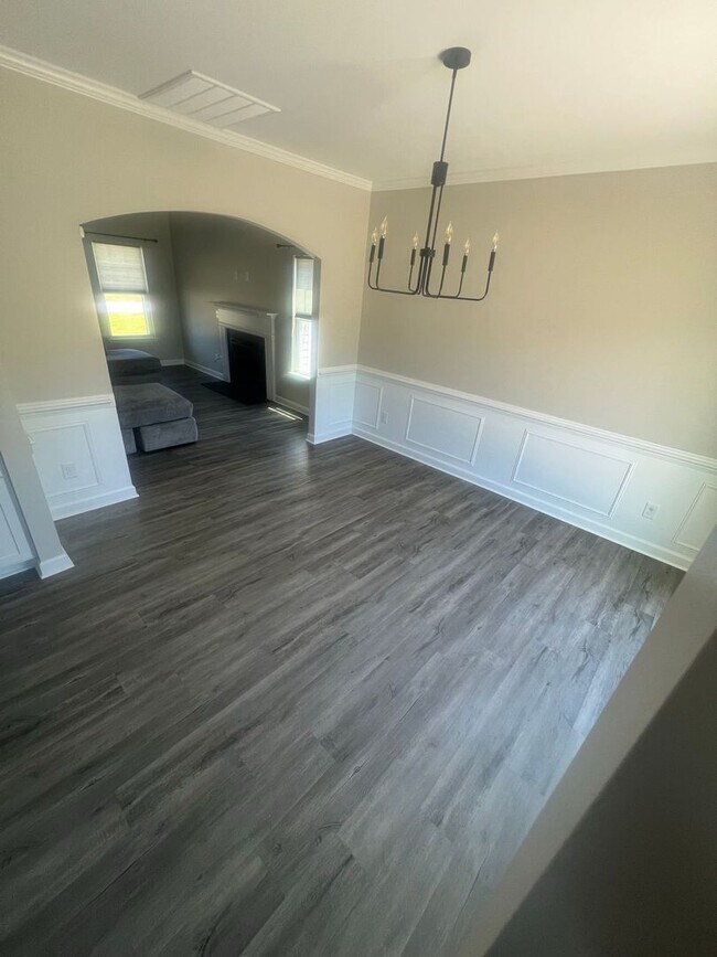 Building Photo - 303 Breezeway Dr