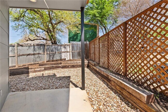 Building Photo - 2702 Crest Ave