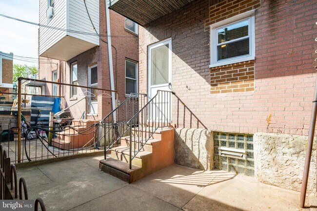 Building Photo - 2547 Ann St