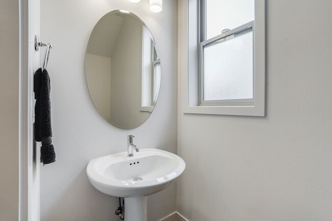 Building Photo - Beautiful 3 Bed, 3 Bath Rental Home in Bre...