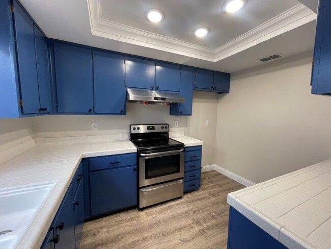 Building Photo - Updated 3 Bed 1.5 Bath Townhome
