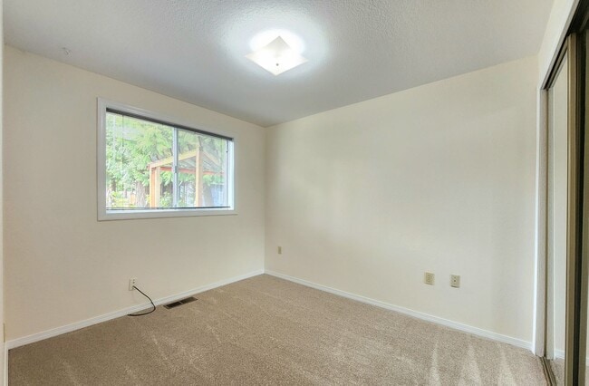 Building Photo - 2 Bedroom / 2 Bath Home in Everett