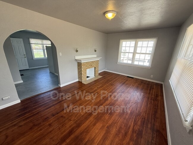 Building Photo - 519 23rd St