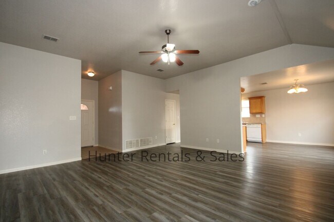 Building Photo - Conveniently Located!!!
