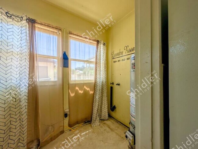 Building Photo - 2 Bedroom 1 Bath and 2 Massive Yard in North San Bernardino