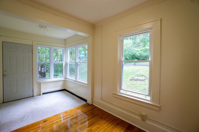 Building Photo - Single Family Home with Enclosed Front Por...