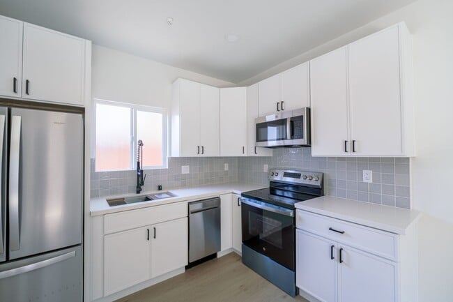 Building Photo - 2860 Webster Ave