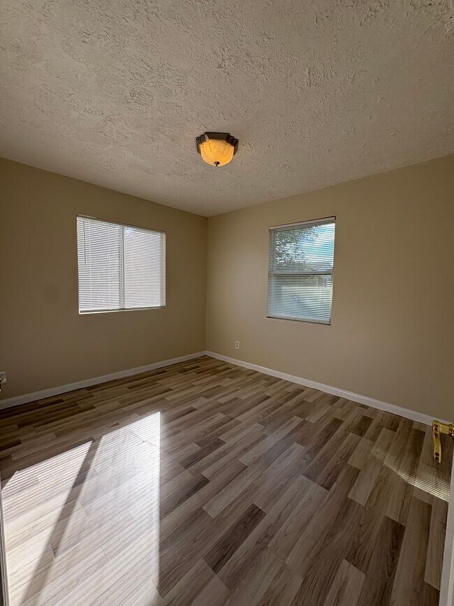 Building Photo - Recently renovated 3/1 House in Ft. Pierce