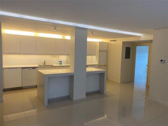 Building Photo - 2555 NE 11th St