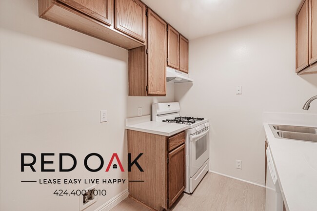 Building Photo - 4651 Cahuenga Blvd