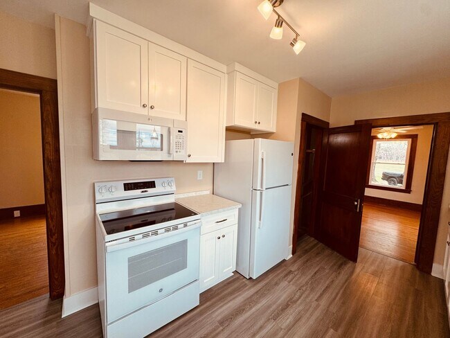 Building Photo - Adorable Home/Country setting