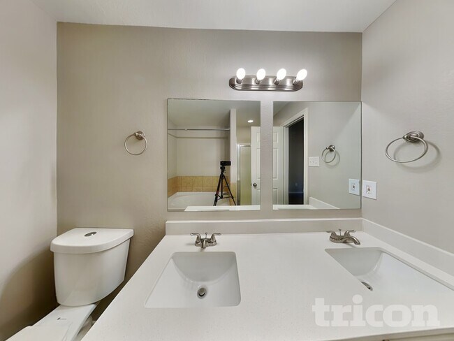 Building Photo - 352 N Beltwoods Dr