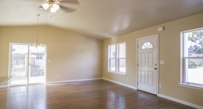 Building Photo - Open Floor plan 2 Bed 2 Bath Close to Downtown Jacksonville