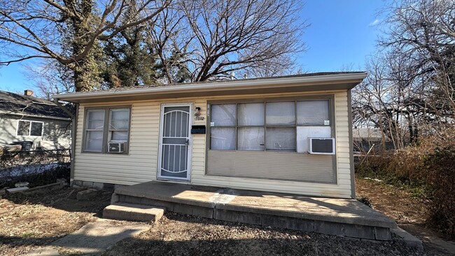 Primary Photo - $649 - 2 bed 1 bath - Single Family Home