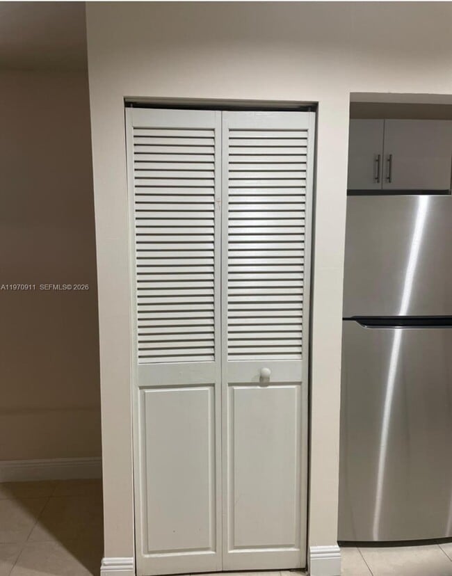 Building Photo - 861 E 14th St