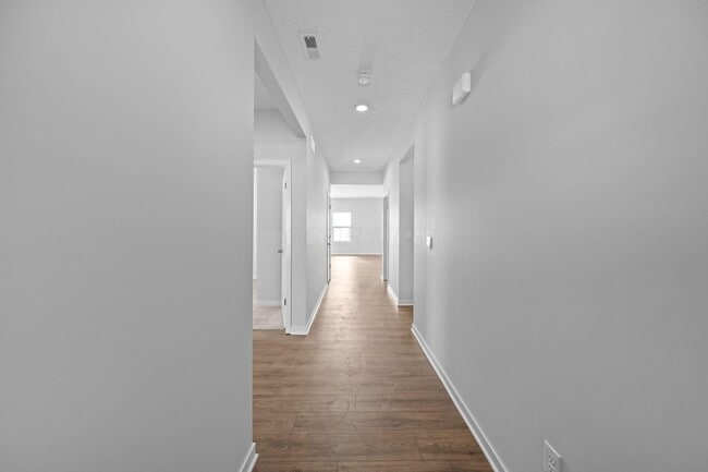 Building Photo - 511 Darliene Dr