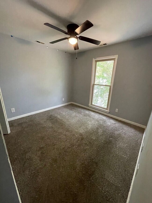 Building Photo - Updated 2 Bedroom Unit!
