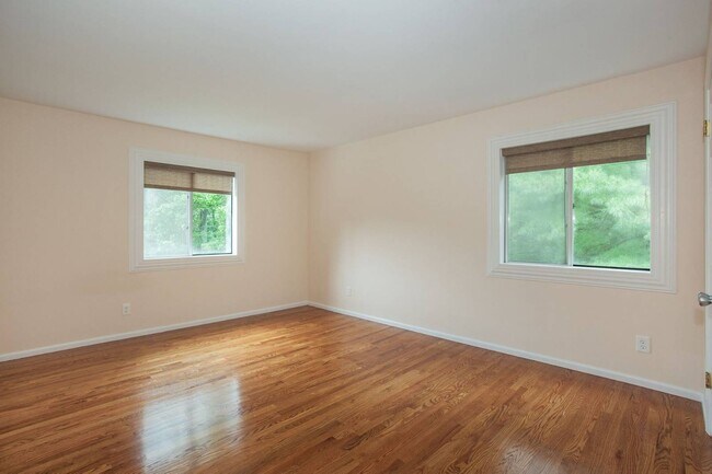 Building Photo - 12 N Ridge Rd