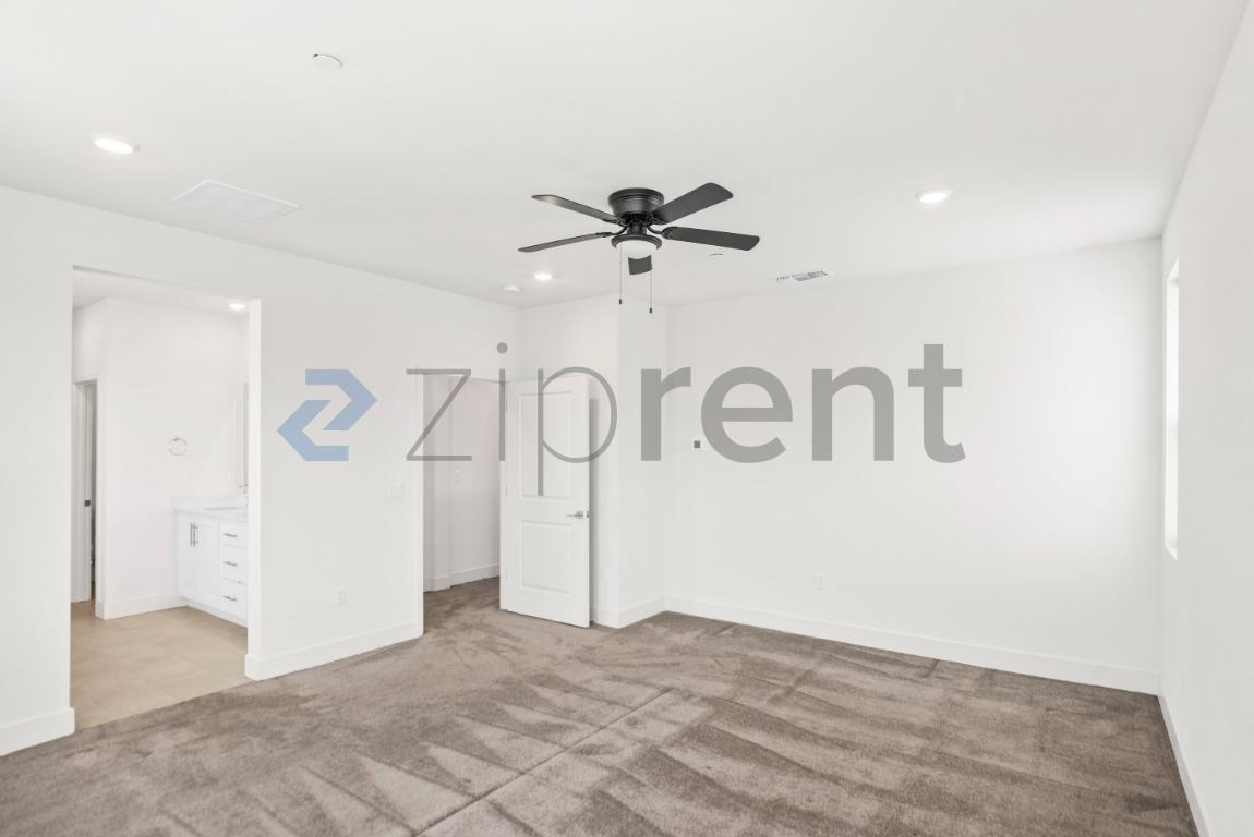 Building Photo - Unit