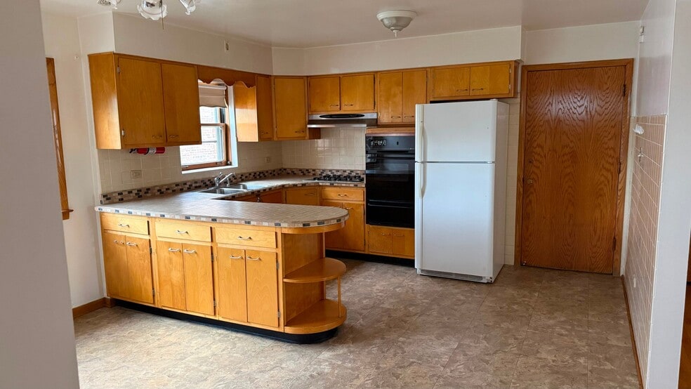 Building Photo - 2555 N Nordica Ave