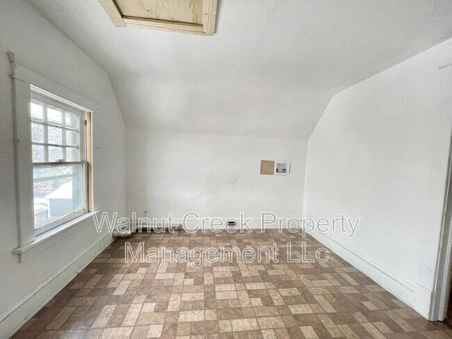 Building Photo - 1184 W 8th St