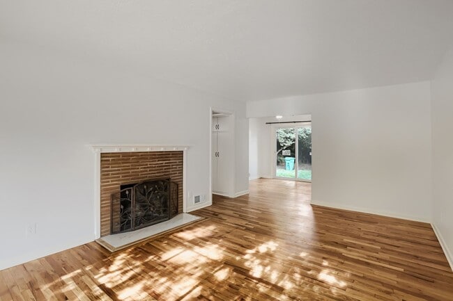 Building Photo - South Tabor — 2BR/1BA Home with Attached Garage