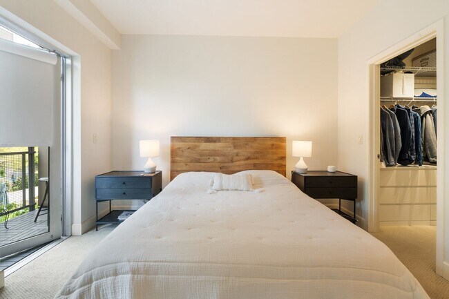 Building Photo - 2 Bed, 2 Bath Bright & Modern Condo in the Pearl District - Now Available!