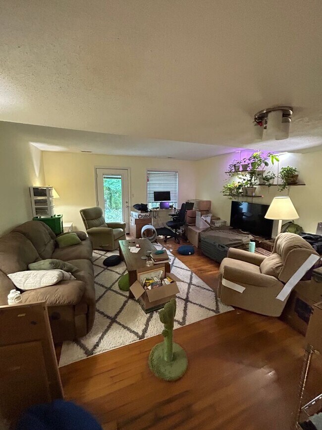 Building Photo - Townhome in the Heart of Carrboro – One Mo...