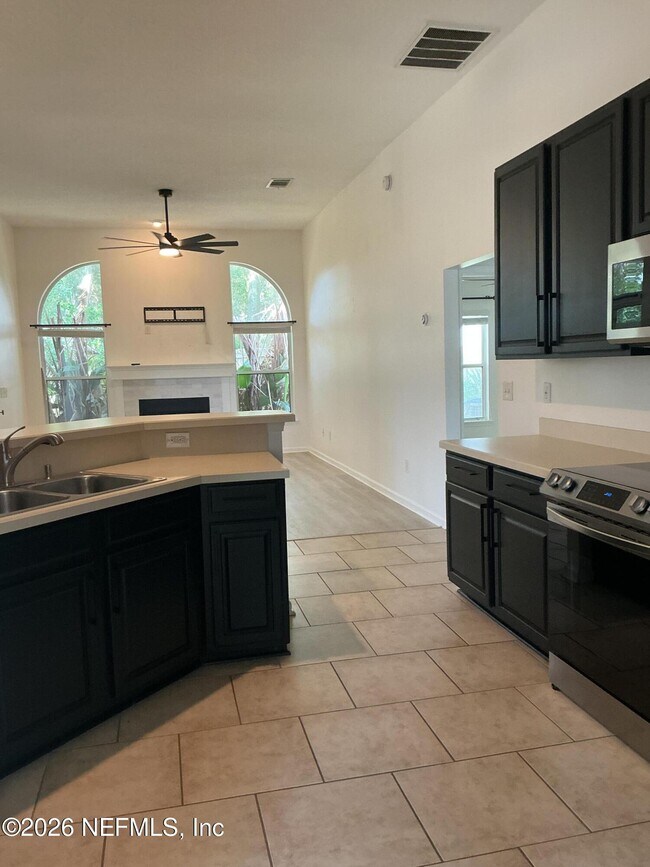 Building Photo - 12335 Vine Maple Way
