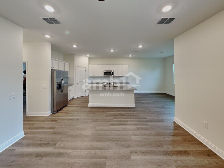 Building Photo - 6004 Pinewood Ests Dr