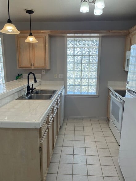 Building Photo - 108 E Jupiter Ln