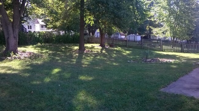 Building Photo - MOVE IN SPECIAL! NO DEPOSIT! Beautiful 3 B...