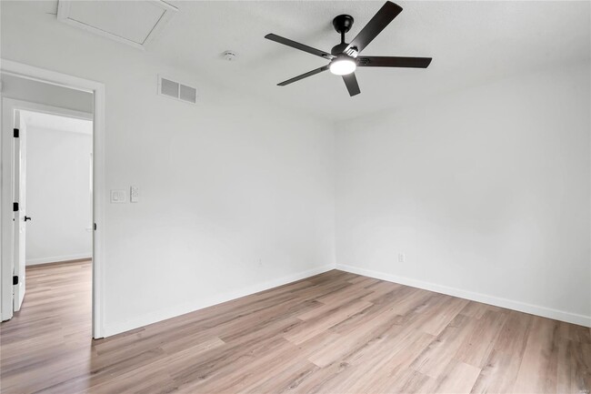 Building Photo - 802 Notre Dame Dr