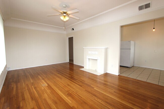 Building Photo - Gorgeous 2 bedroom 1 bathroom downstairs apartment available May 1, 2026