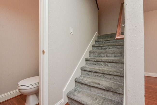 Building Photo - 13859 Hollowgreen Dr